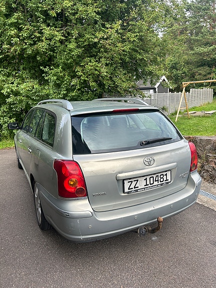 Toyota Avensis 2 of 5