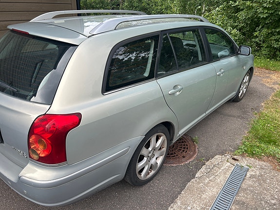 Toyota Avensis 5 of 5