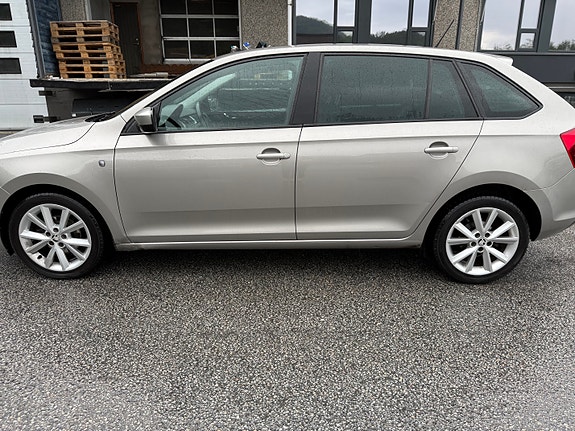 Skoda Rapid Spaceback 3 of 5