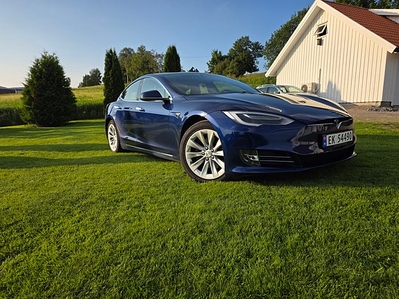 Tesla Model S 4 of 5