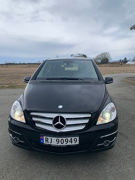 Mercedes-Benz B180 3 of 5