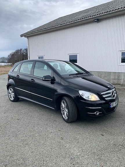 Mercedes-Benz B180 2 of 5