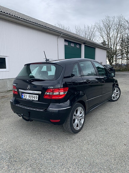 Mercedes-Benz B180 4 of 5