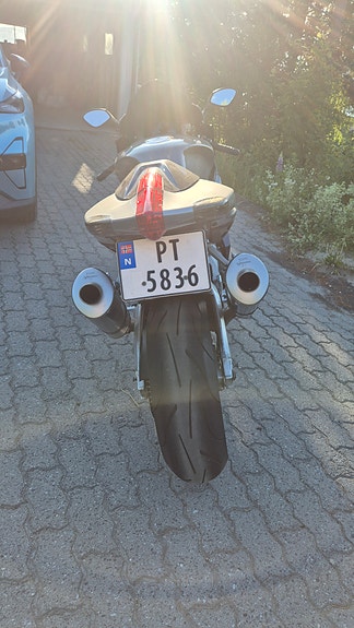 Aprilia RSV 1000 Mille 3 of 4