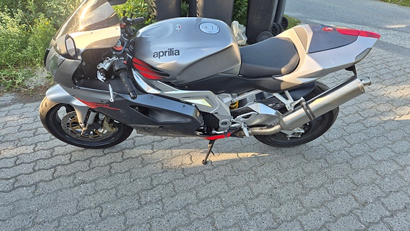 Aprilia RSV 1000 Mille 4 of 4