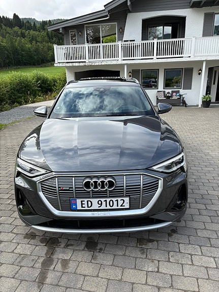 Audi e-tron 2 of 5