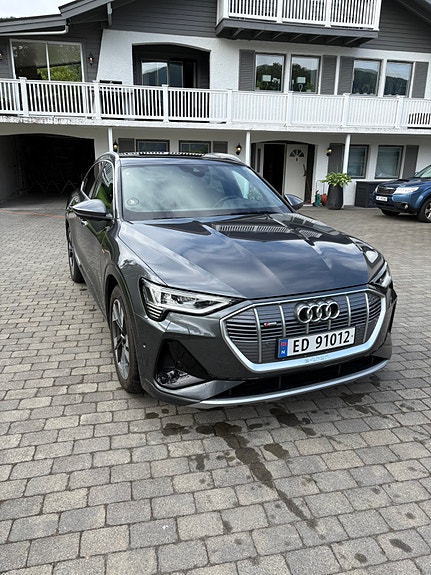 Audi e-tron 3 of 5