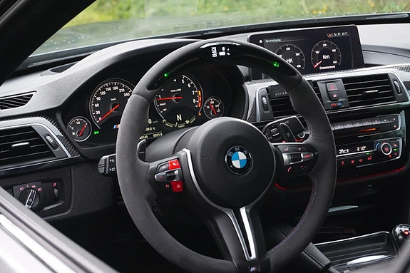 BMW M4 4 of 5