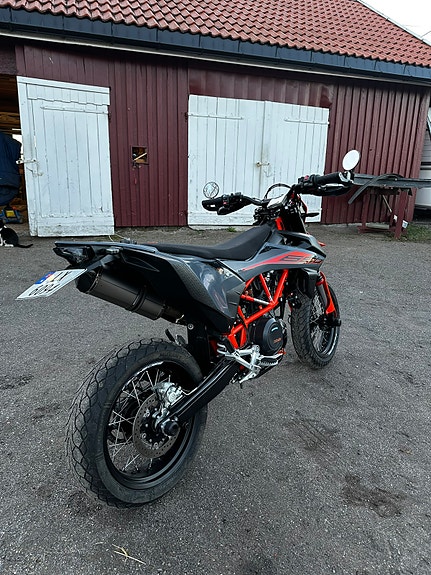 KTM 690 SMC R 3 of 5