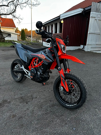 KTM 690 SMC R 2 of 5