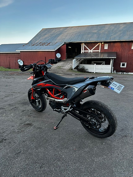 KTM 690 SMC R 4 of 5