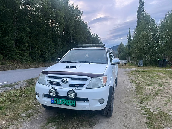 Toyota HiLux 2 of 15