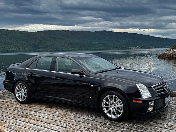Cadillac STS 2 of 5