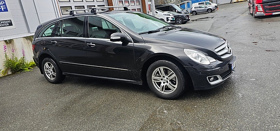 Mercedes-Benz R320 2 of 5