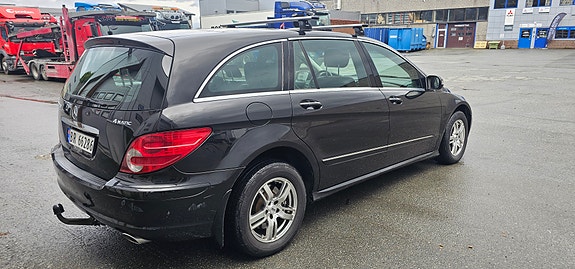 Mercedes-Benz R320 3 of 5