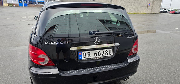 Mercedes-Benz R320 4 of 5
