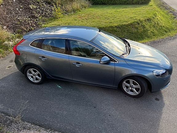 Volvo V40 2 of 23