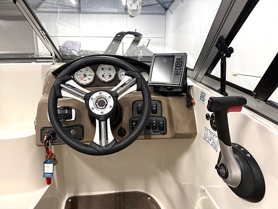 KUPP! Stingray 208 CR m/ Mercruiser 130 MPI. Ny kalesje og havnekalesje. Solseng 24 of 30
