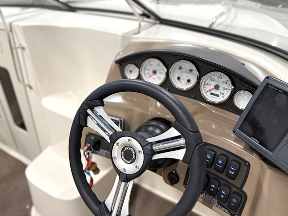 KUPP! Stingray 208 CR m/ Mercruiser 130 MPI. Ny kalesje og havnekalesje. Solseng 25 of 30