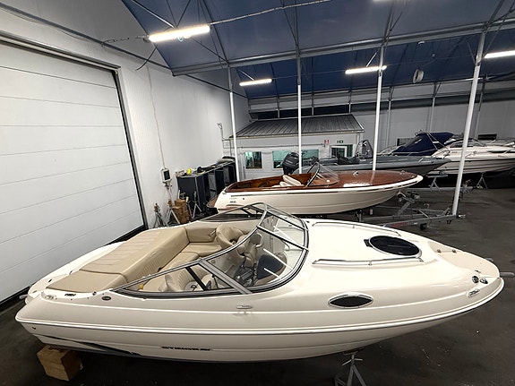 KUPP! Stingray 208 CR m/ Mercruiser 130 MPI. Ny kalesje og havnekalesje. Solseng 13 of 30