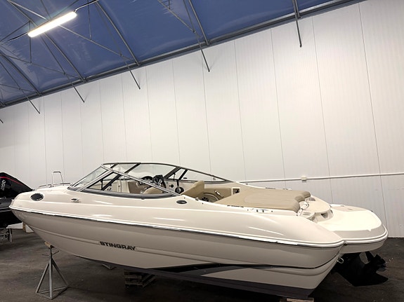 KUPP! Stingray 208 CR m/ Mercruiser 130 MPI. Ny kalesje og havnekalesje. Solseng 5 of 30