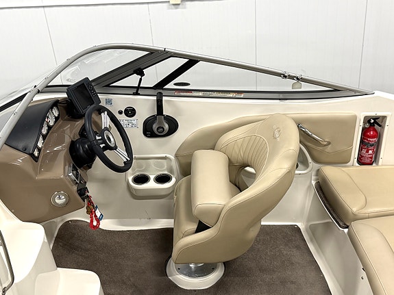 KUPP! Stingray 208 CR m/ Mercruiser 130 MPI. Ny kalesje og havnekalesje. Solseng 22 of 30