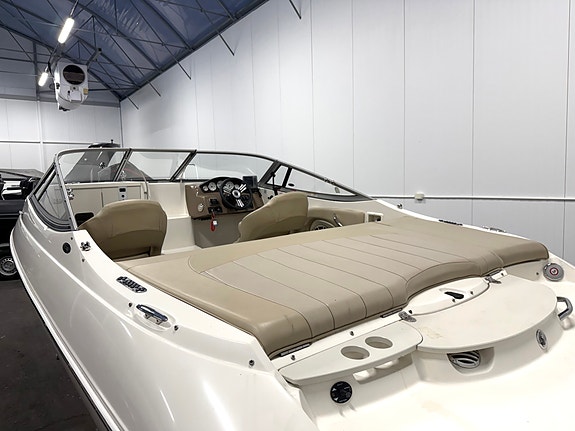 KUPP! Stingray 208 CR m/ Mercruiser 130 MPI. Ny kalesje og havnekalesje. Solseng 19 of 30
