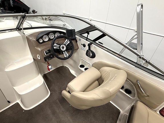 KUPP! Stingray 208 CR m/ Mercruiser 130 MPI. Ny kalesje og havnekalesje. Solseng 17 of 30