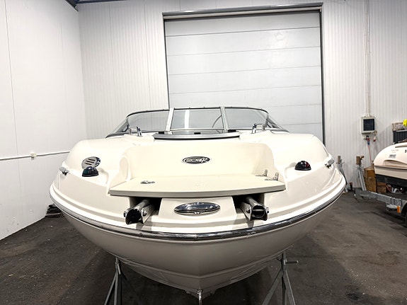 KUPP! Stingray 208 CR m/ Mercruiser 130 MPI. Ny kalesje og havnekalesje. Solseng 8 of 30