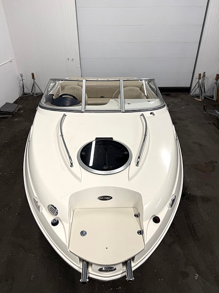 KUPP! Stingray 208 CR m/ Mercruiser 130 MPI. Ny kalesje og havnekalesje. Solseng 10 of 30