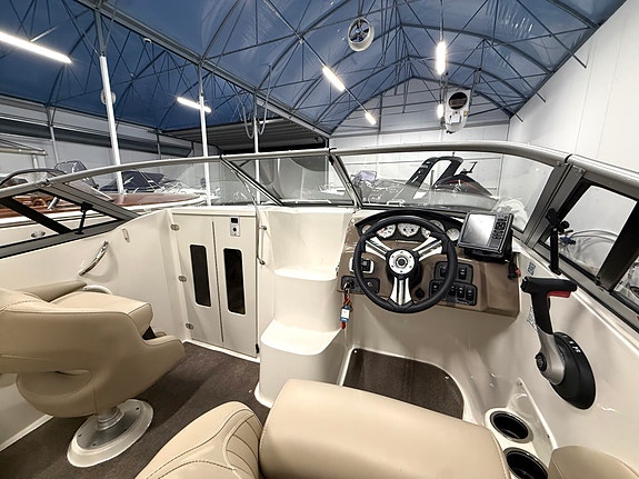 KUPP! Stingray 208 CR m/ Mercruiser 130 MPI. Ny kalesje og havnekalesje. Solseng 21 of 30