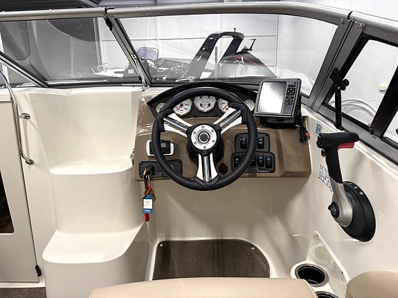 KUPP! Stingray 208 CR m/ Mercruiser 130 MPI. Ny kalesje og havnekalesje. Solseng 23 of 30