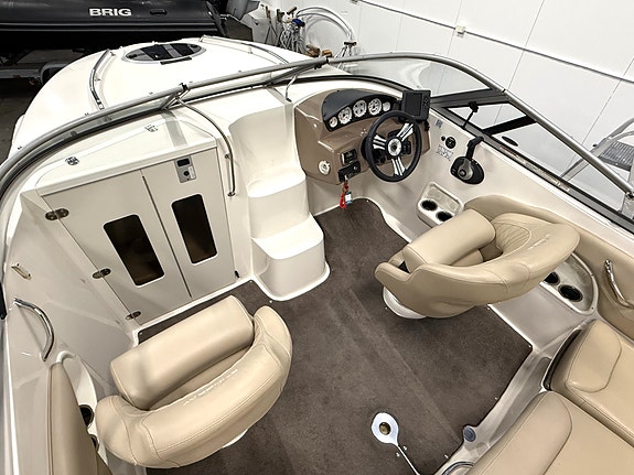 KUPP! Stingray 208 CR m/ Mercruiser 130 MPI. Ny kalesje og havnekalesje. Solseng 16 of 30