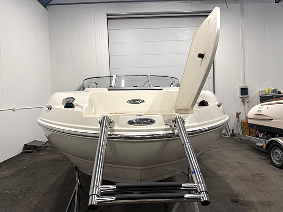 KUPP! Stingray 208 CR m/ Mercruiser 130 MPI. Ny kalesje og havnekalesje. Solseng 9 of 30