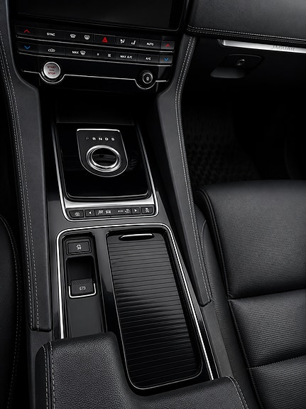 Jaguar F-PACE 13 of 15
