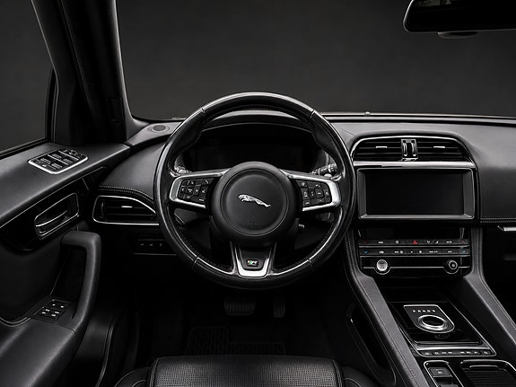 Jaguar F-PACE 9 of 15