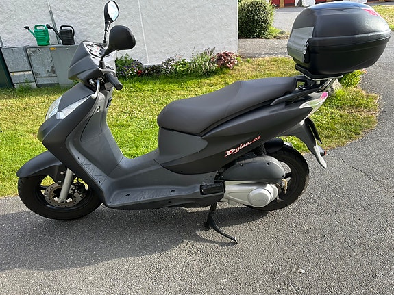Honda SES 125 Dylan 2 of 5