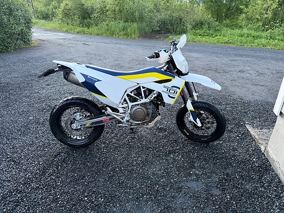 Husqvarna 701 Supermoto 3 of 3