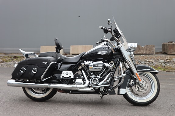 Harley-Davidson FLHRC Road King Classic 3 of 5