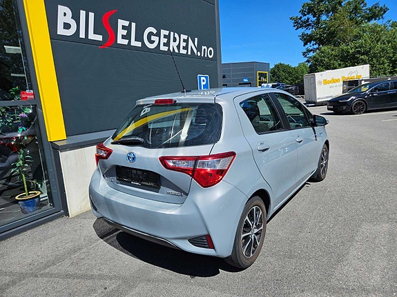 Toyota Yaris 4 of 5