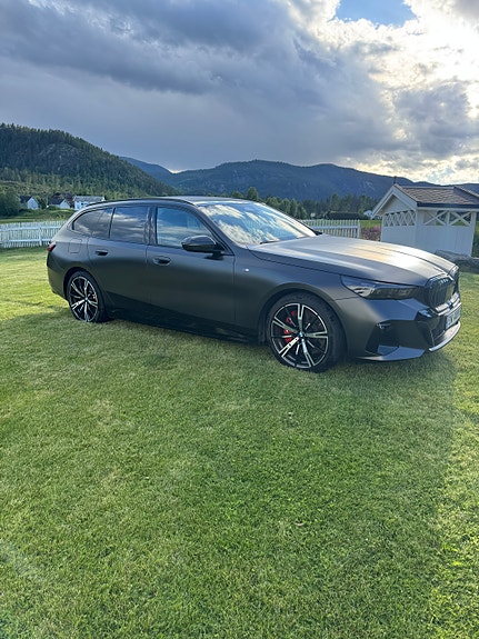 BMW i5 4 of 5