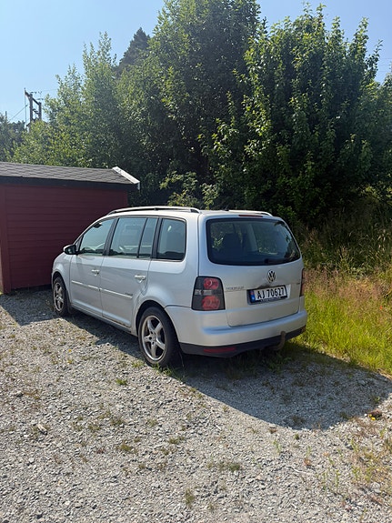 Volkswagen Touran 2 of 5