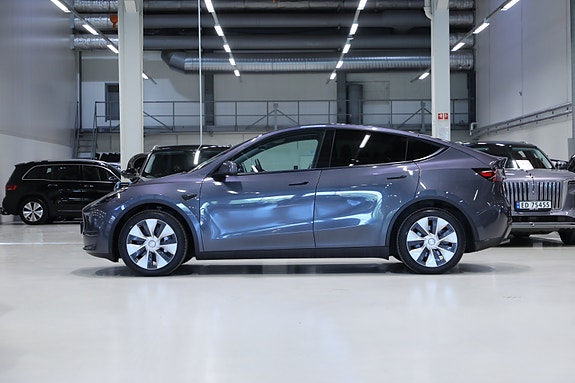 Tesla Model Y 4 of 5