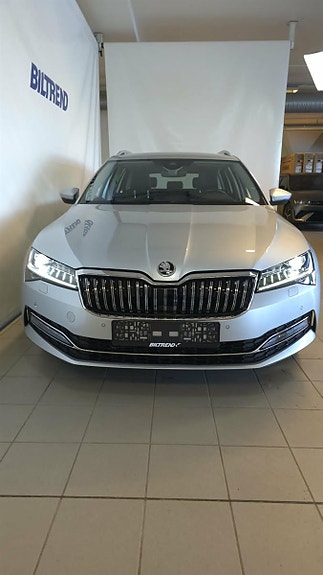 Skoda Superb 2 of 5