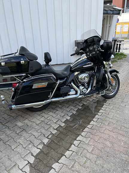 Harley-Davidson FLHTK Electra Glide Ultra Limited 3 of 4