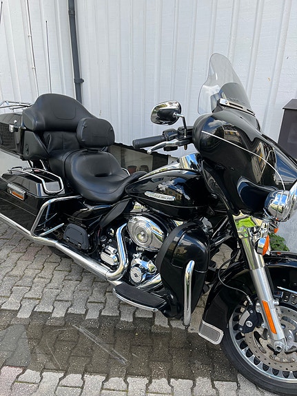 Harley-Davidson FLHTK Electra Glide Ultra Limited 2 of 4