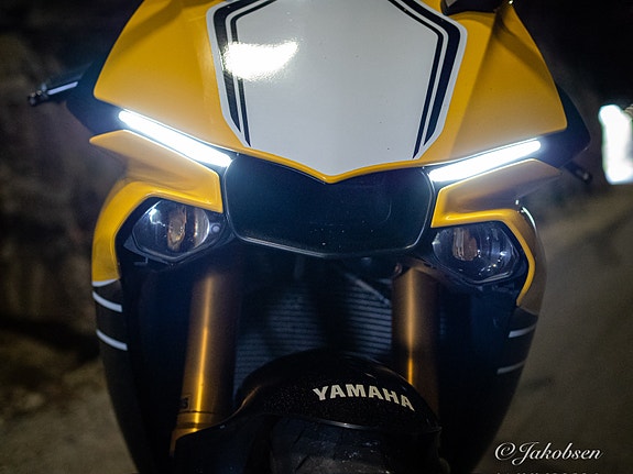 Yamaha YZF-R1 2 of 5