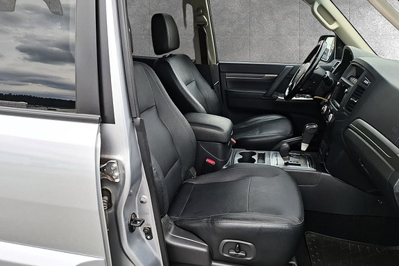 Mitsubishi Pajero 16 of 27
