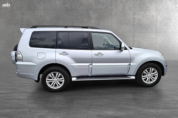 Mitsubishi Pajero 2 of 27