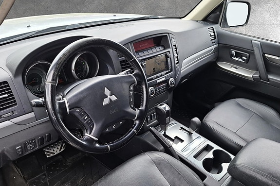 Mitsubishi Pajero 12 of 27